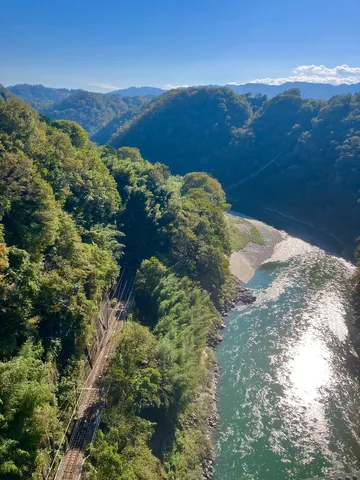 山峡の光を映す川辺