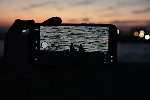 夕暮れの海辺、二人のシルエット