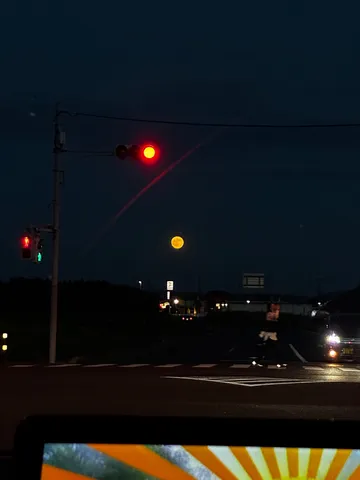 夜空を彩る月と信号