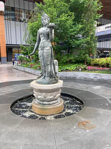 水面に映る静寂の女神