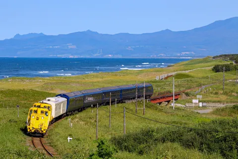 海辺を走る列車の風景