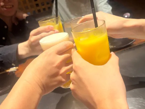 乾杯！広がる笑顔とオレンジジュース