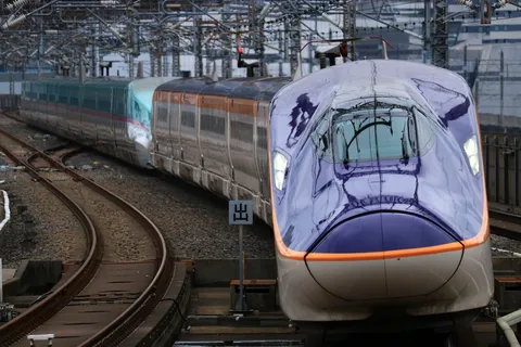 反射と光の列車旅
