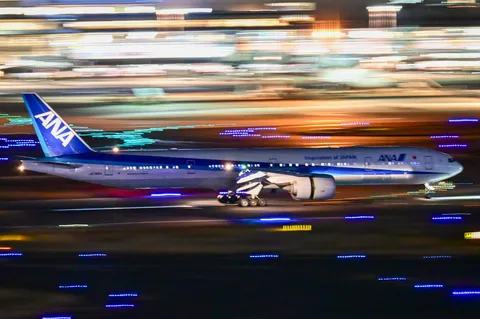 夜空へ飛び立つ光の帯