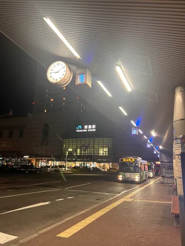 夜の駅前、時を刻む風景