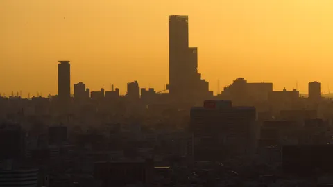 夕焼けに染まる都市の影