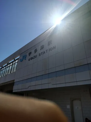 太陽と駅舎のコントラスト