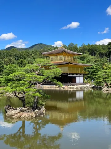 水面に煌めく黄金の建築