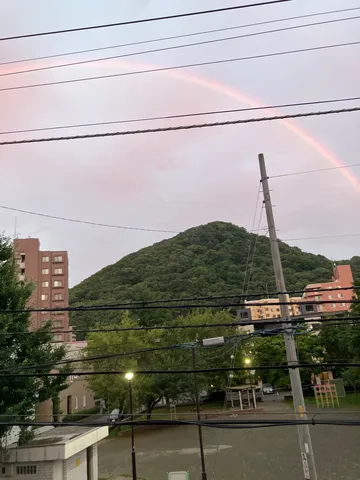 雨上がりの空と街の彩り
