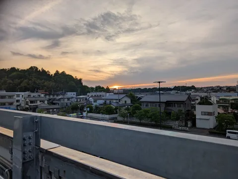 夕暮れの街、空に描かれる雲のグラデーション