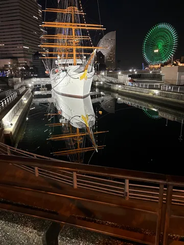 夜景に浮かぶ帆船、異世界への誘い