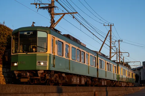 夕陽に染まるレトロな車両