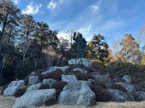 古の武将、岩山に立つ