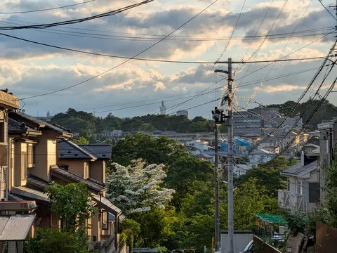 夕暮れ電線と街並み