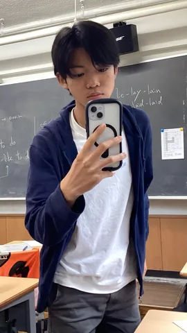 教室の日常、スマホ越しの世界
