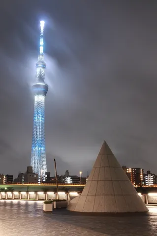夜空を照らす塔と影