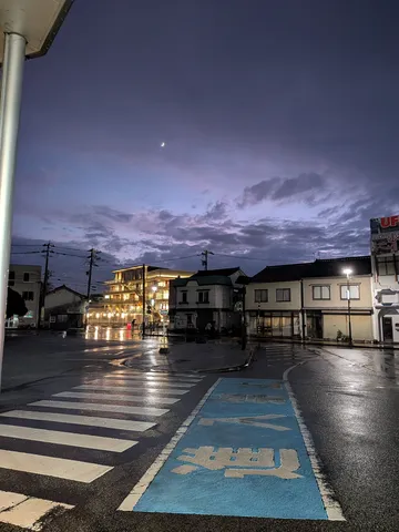 濡れた街角、三日月灯る夜