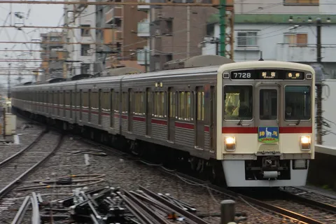 都会を走る、日常の光景