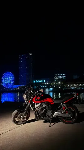 水辺の夜と赤い鼓動