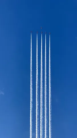 空の縦じま模様