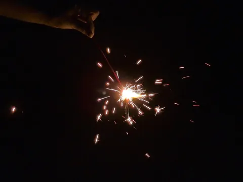 夜空に輝く光の軌跡