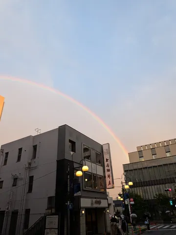 雨上がりの街に架かる虹