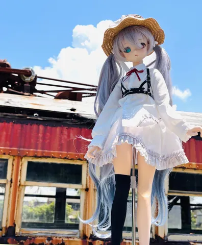 夏空に映える白の人形