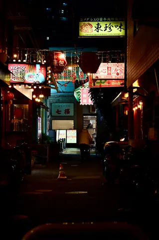 夜路地の賑わい