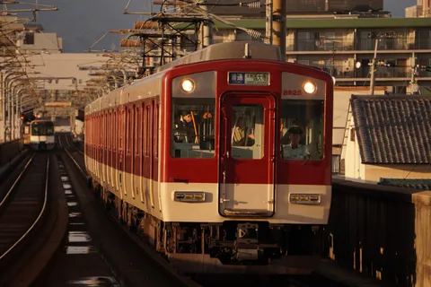 夕暮れの赤い列車の印象