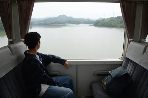 旅の車窓、穏やかな水面