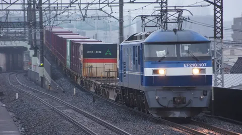 青と貨物列車の余韻