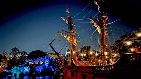 怪しく光る海賊船の夜