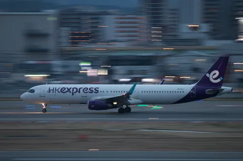 HKexpressが夜の滑走路をゆく