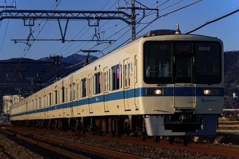 太陽を浴びて進む列車