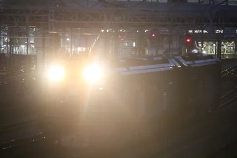 夜の線路を駆ける光と影