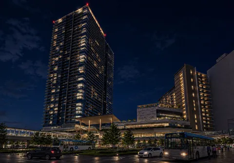 都会の夜景に浮かぶ光のタワー