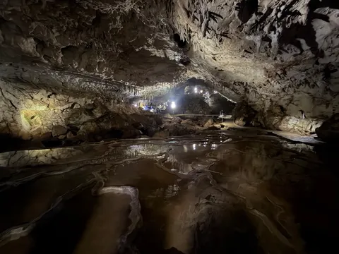 神秘的な洞窟に響く水音