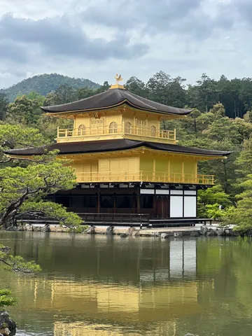 金色の舎利殿、水面に映る影