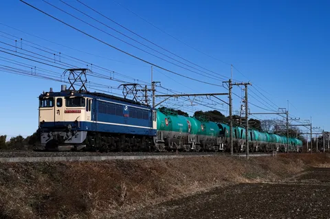 青空を駆け抜けるタンク列車