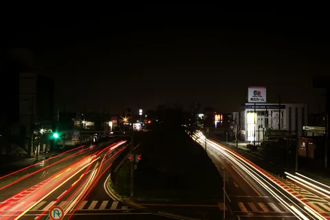 夜の道を彩る光の帯