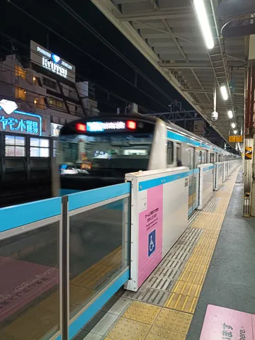 夜の駅で動く列車