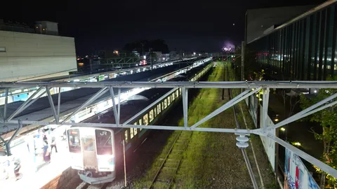 夜の駅に佇む、旅立つ列車
