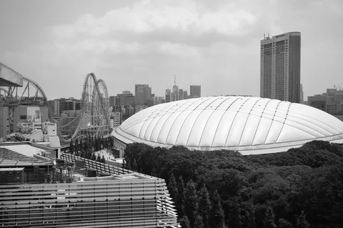 都会の遊園地とドームの未来図