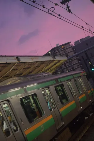 夕暮れの線路と列車