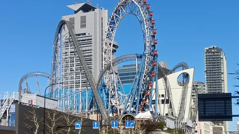 都会にそびえる空飛ぶアトラクション