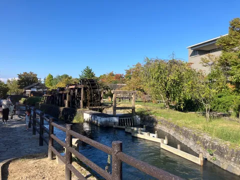水路と水車の秋の風景