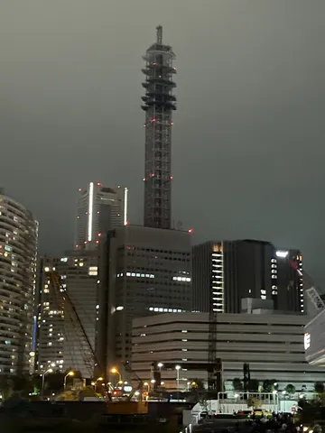 都会の夜景、タワーとクレーン