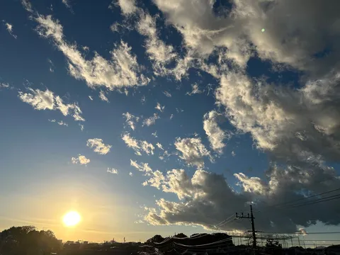 雲間から覗く夕陽のコントラスト