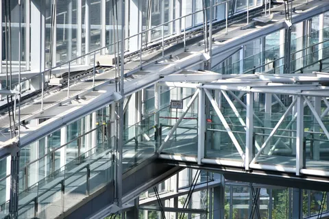 都市の構造美、近未来への架け橋