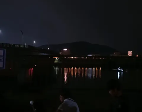夜の水面と灯りの風景